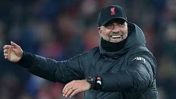 太阳报：英乙球迷在看台上发病，直升机降落在球场里进行急救（英乙看台球迷突发疾病，直升机入场紧急救援）