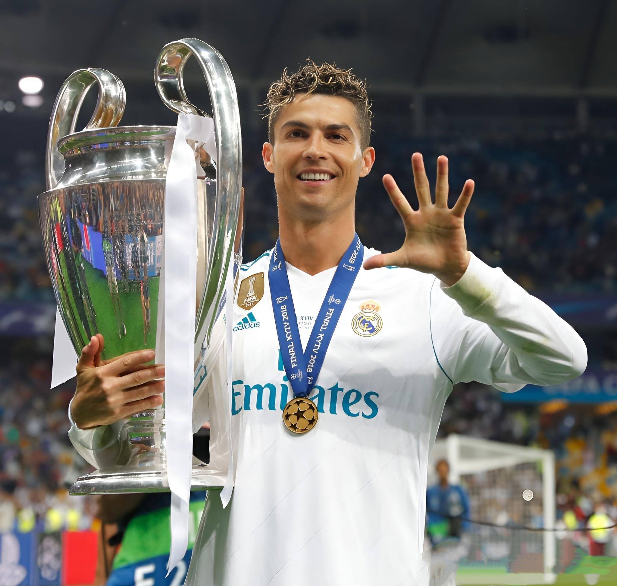 梅婷一家四口前往伯纳乌观战皇马vs尤文，女儿表示看完有点困（梅婷携家人四口现身伯纳乌观皇马对尤文，女儿笑称赛后有点困）