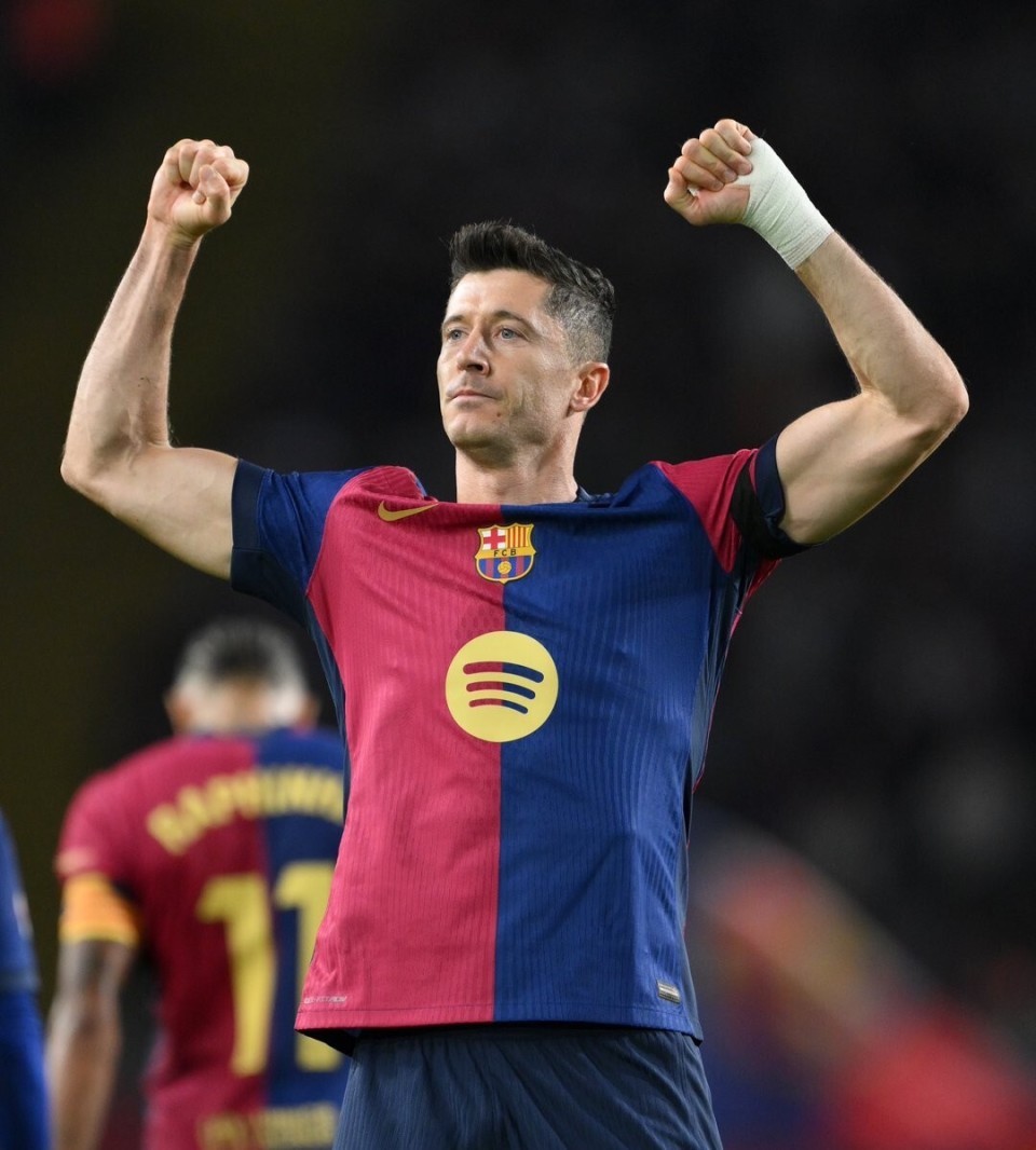 杜普兰蒂斯、特博戈两名巴黎奥运会金牌得主为摩纳哥vs巴黎开球（巴黎奥运金牌得主杜普兰蒂斯、特博戈为摩纳哥对巴黎比赛开球）